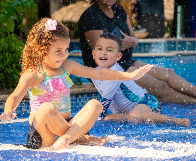 Niños disfrutando y aprendiendo en la piscina de Villa Martha