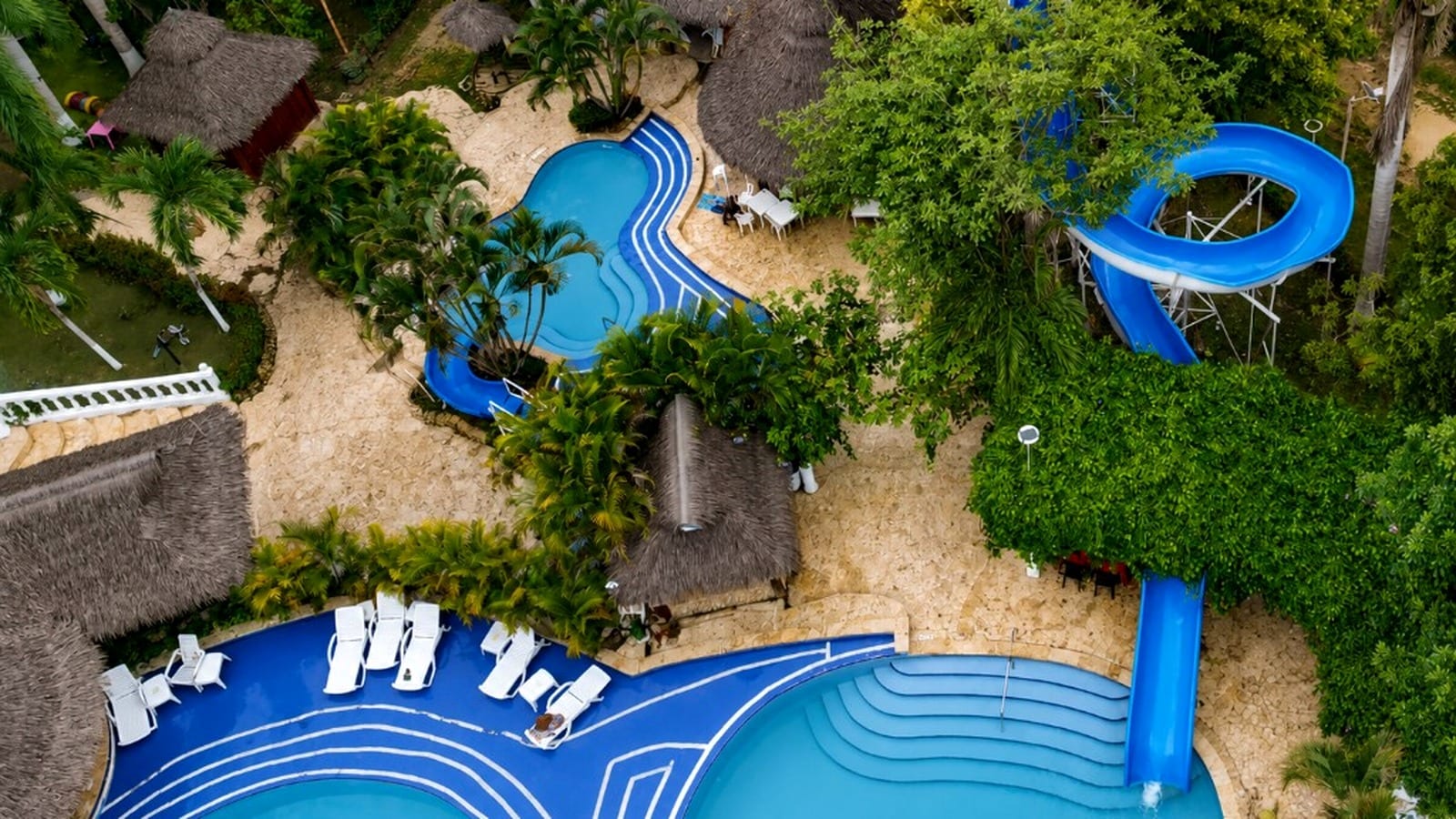 Vista aérea de las piscinas y zonas acuáticas de Villa Martha